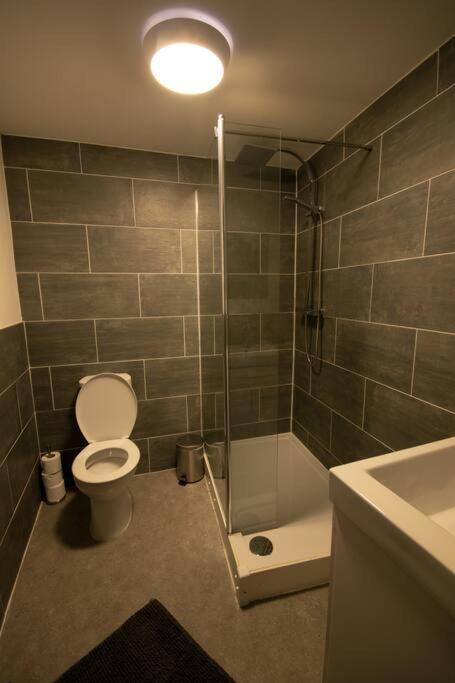 Luxe Living City Apartment - Beach, Wifi, Parking Swansea Exterior photo