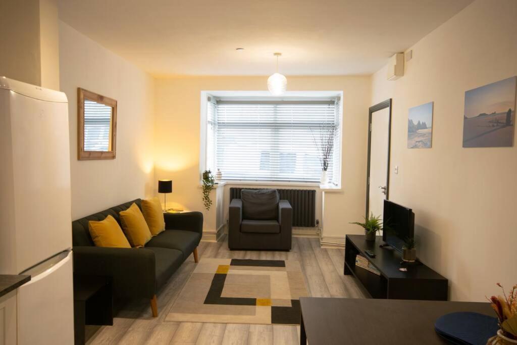 Luxe Living City Apartment - Beach, Wifi, Parking Swansea Exterior photo